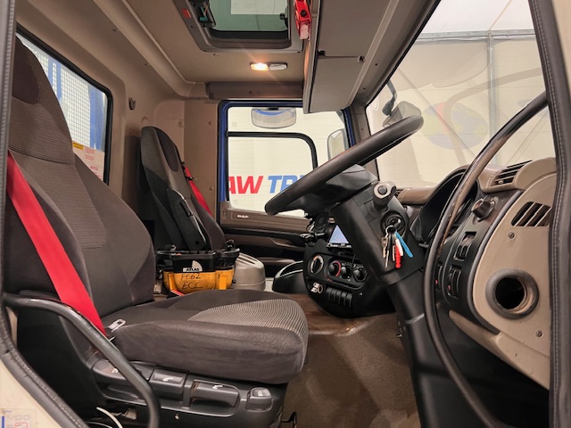 DAF CF75 310 Day Cab Dropside Brick Grab