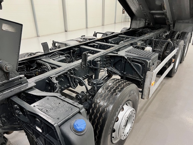 Volvo FMX 420 8×4 Day Cab Steel Tipper