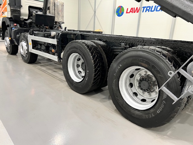 Volvo FMX 420 8×4 Day Cab Steel Tipper