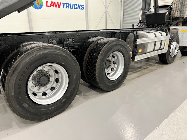 Volvo FMX 420 8×4 Day Cab Steel Tipper