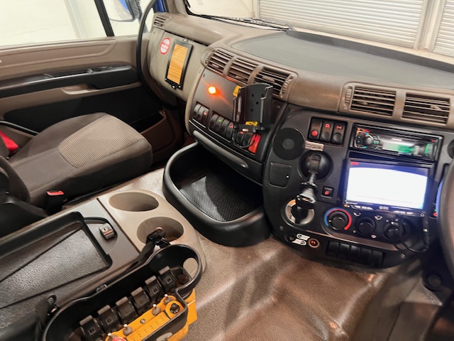 DAF CF75 310 Day Cab Dropside Brick Grab