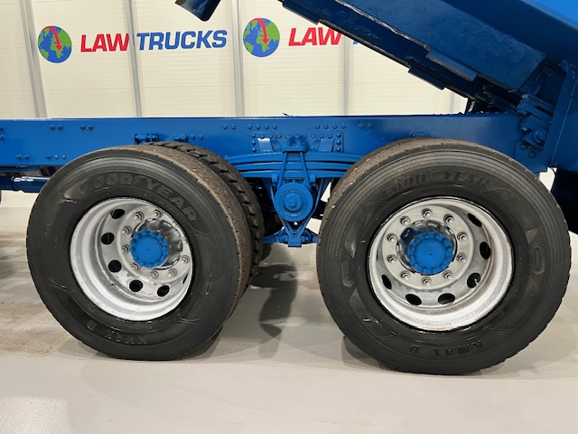 Volvo FMX 410 8×4 Day Cab Steel Tipper