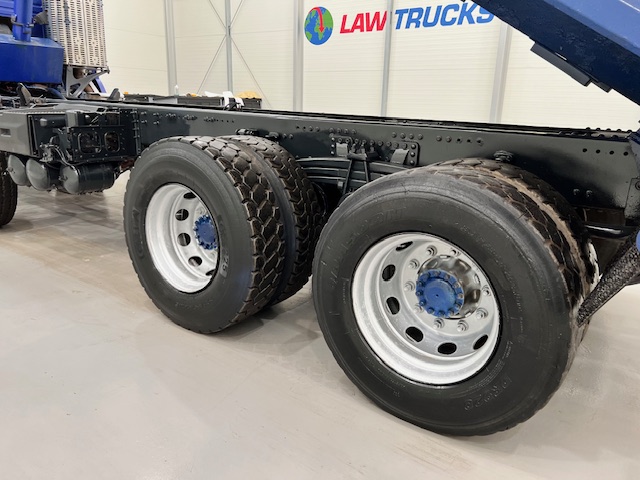 Volvo FM 410 8×4 Day Cab Steel Tipper