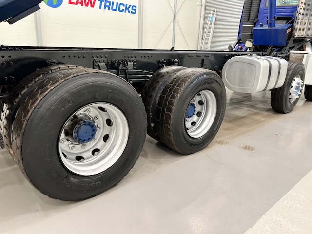 Volvo FM 410 8×4 Day Cab Steel Tipper