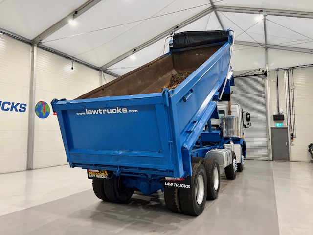 Volvo FMX 410 8×4 Day Cab Steel Tipper