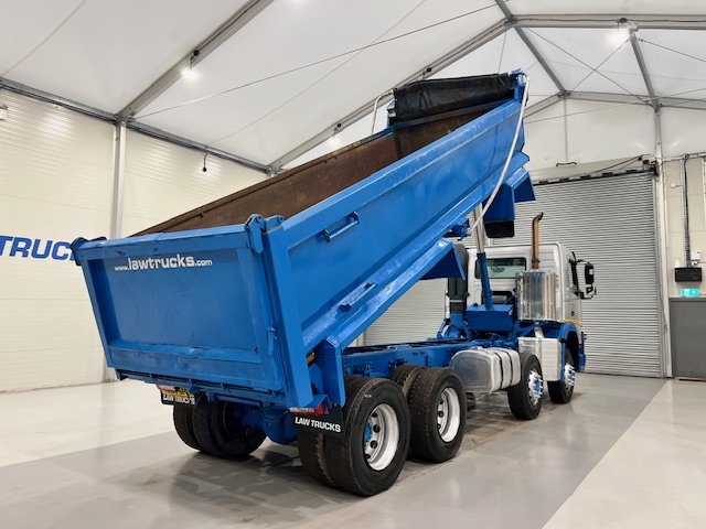 Volvo FMX 410 8×4 Day Cab Steel Tipper