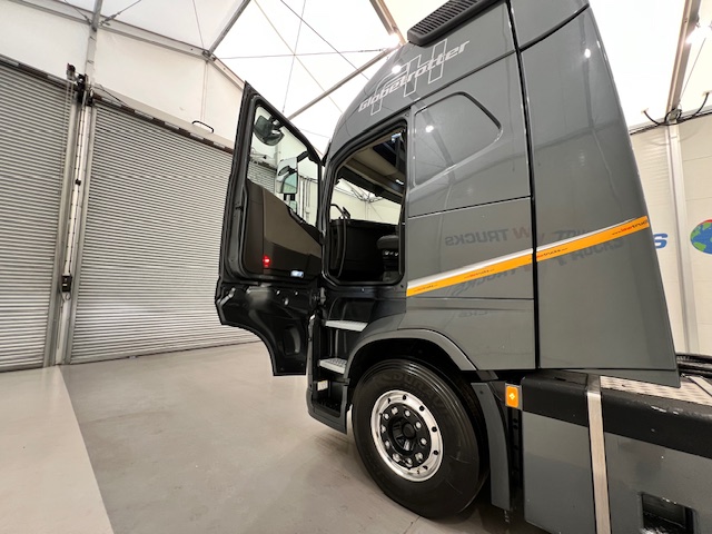 Volvo FH 500 6×2 Midlift Tractor Unit