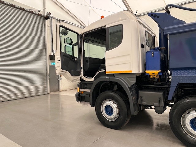 Scania P370 8×4 Sleeper Cab Tipper Manual