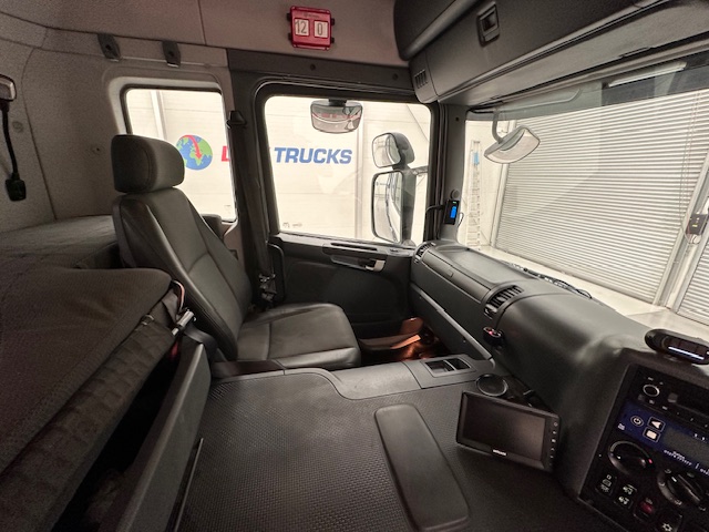 Scania P370 8×4 Sleeper Cab Tipper Manual