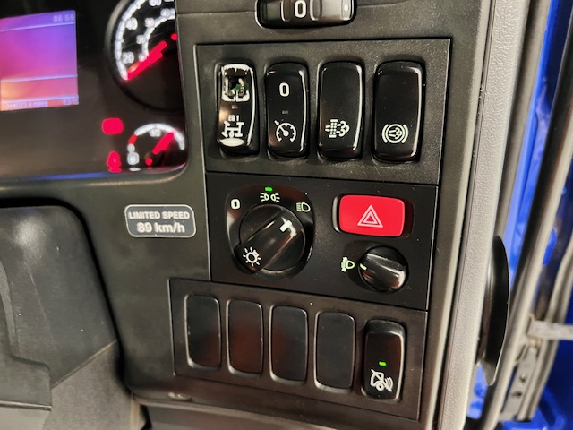 Scania P370 8×4 Sleeper Cab Tipper Manual