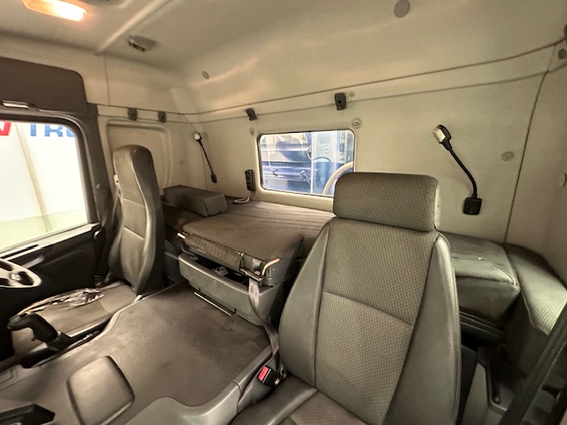 Scania P370 8×4 Sleeper Cab Tipper Manual