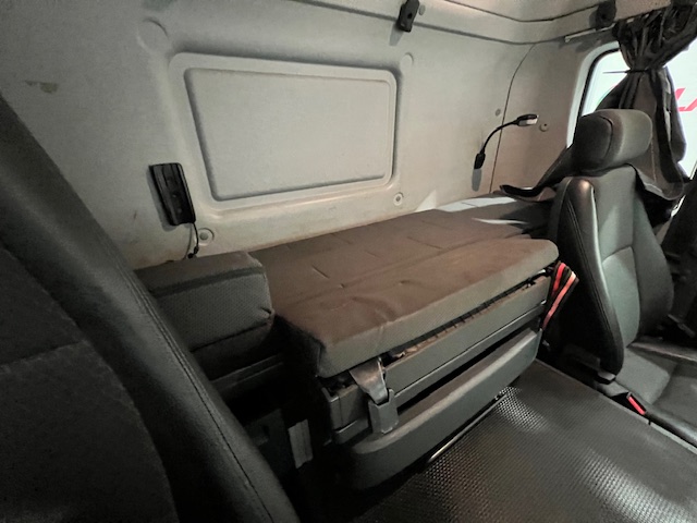 Scania P370 8×4 Sleeper Cab Tipper Manual