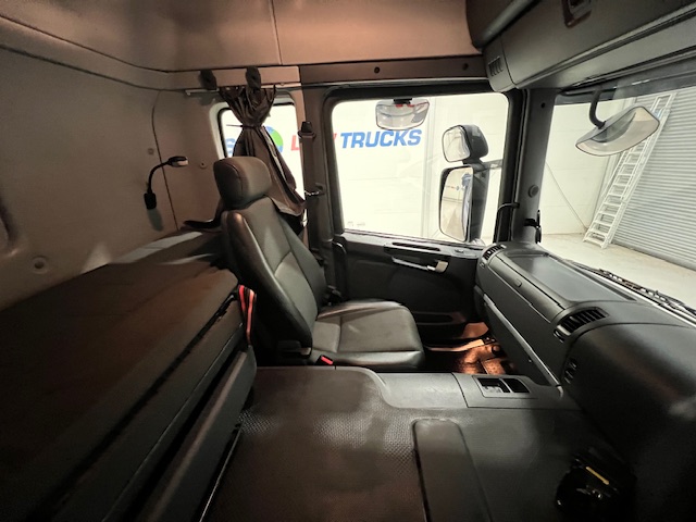 Scania P370 8×4 Sleeper Cab Tipper Manual