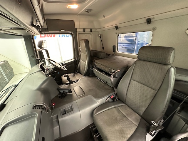Scania P370 8×4 Sleeper Cab Tipper Manual
