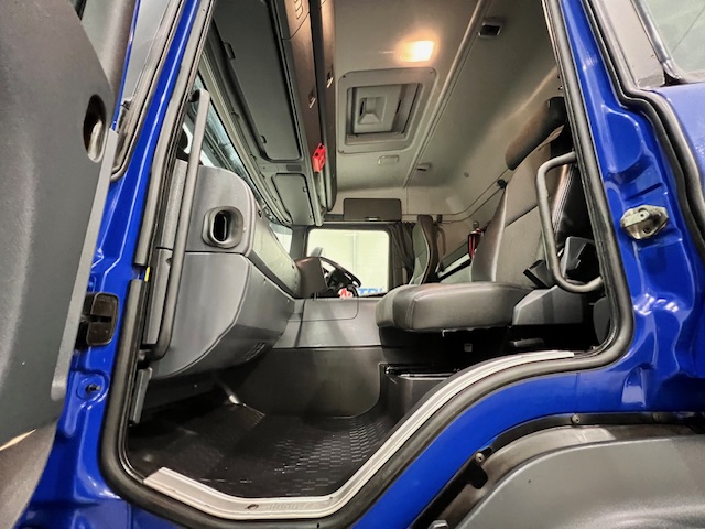 Scania P370 8×4 Sleeper Cab Tipper Manual