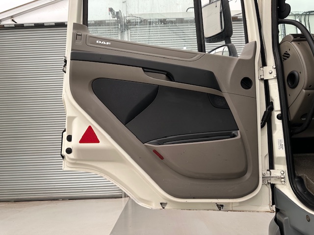 DAF CF85 410 8×4 Day Cab Steel Tipper Grab