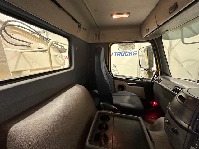 Volvo FM 300 6×4 Day Cab Tipper