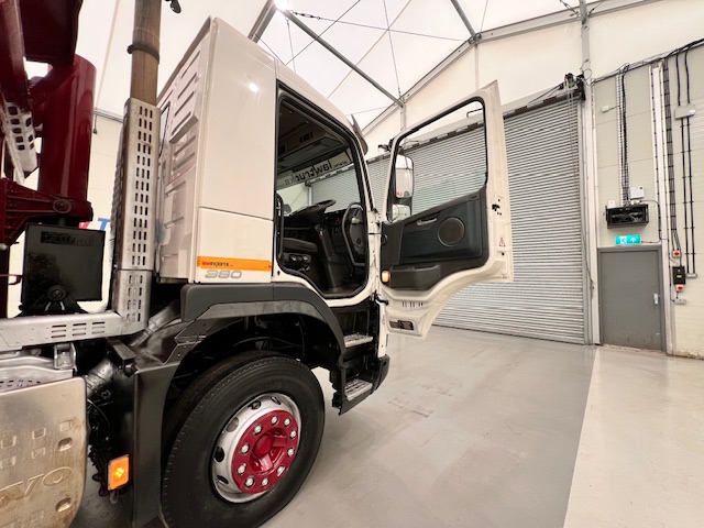Volvo FMX 380 8×4 Day Cab Steel Tipper