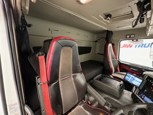 Volvo FM 410 8×4 Sleeper Cab Tar Spec Tipper