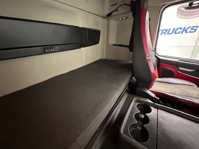 Volvo FM 410 8×4 Sleeper Cab Tar Spec Tipper