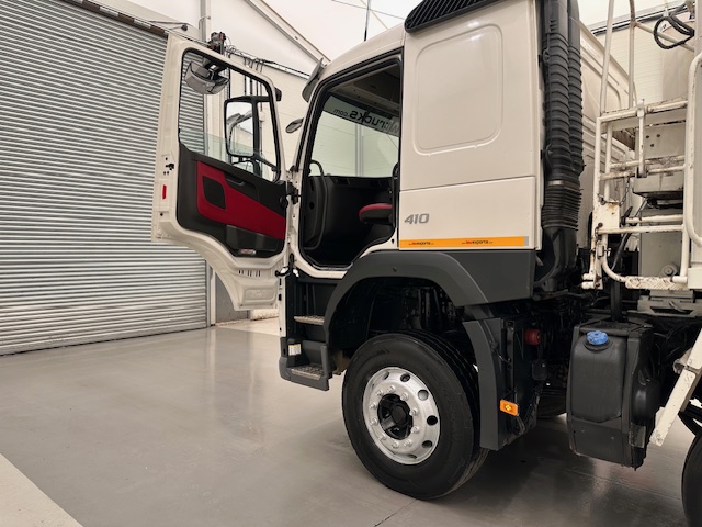 Volvo FM 410 8×4 Sleeper Cab Tar Spec Tipper