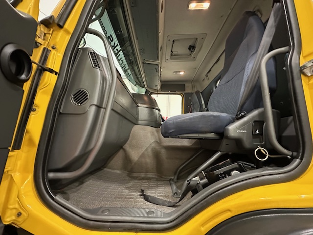 Volvo FM 300 6×4 Day Cab Tipper