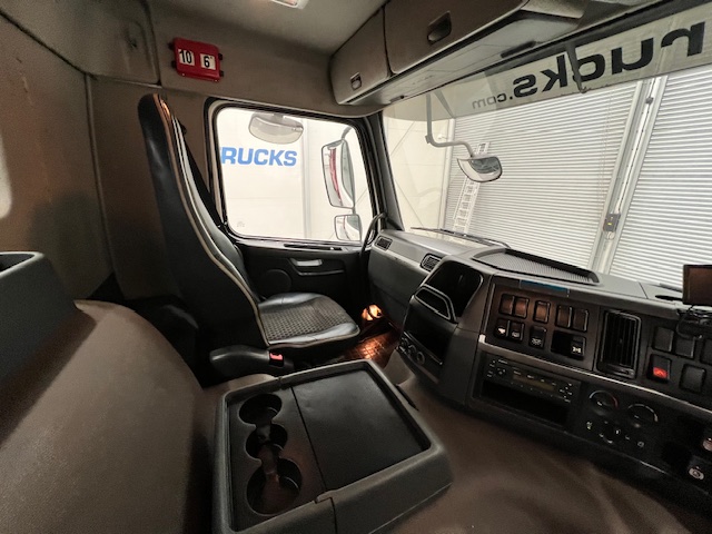 Volvo FMX 380 8×4 Day Cab Steel Tipper