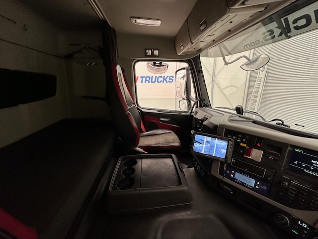 Volvo FM 410 8×4 Sleeper Cab Tar Spec Tipper