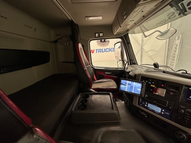 Volvo FM 410 8×4 Sleeper Cab Tar Spec Tipper