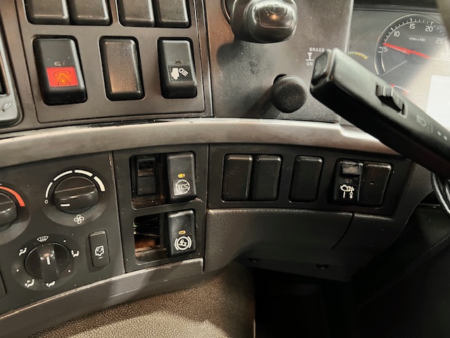 Volvo FMX 380 8×4 Day Cab Steel Tipper