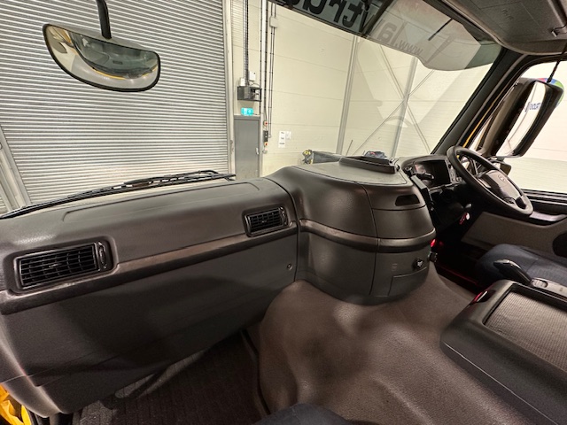 Volvo FM 300 6×4 Day Cab Tipper