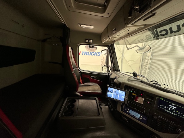 Volvo FM 410 8×4 Sleeper Cab Tar Spec Tipper