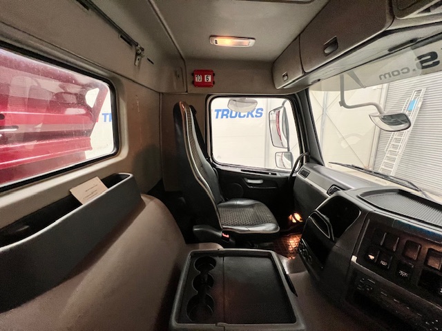 Volvo FMX 380 8×4 Day Cab Steel Tipper