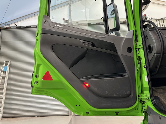 DAF CF 370 8×4 Day Cab Tipper Manual