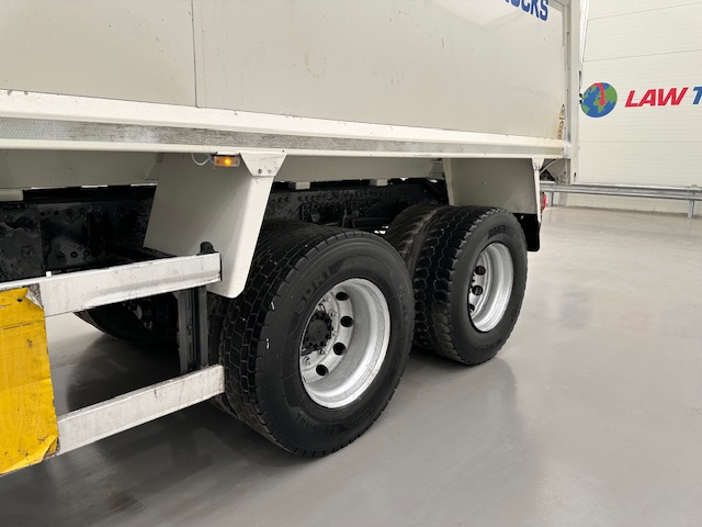 Volvo FM 410 8×4 Sleeper Cab Tar Spec Tipper