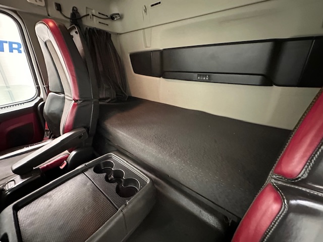 Volvo FM 410 8×4 Sleeper Cab Tar Spec Tipper