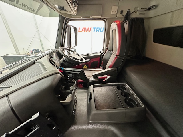 Volvo FM 410 8×4 Sleeper Cab Tar Spec Tipper