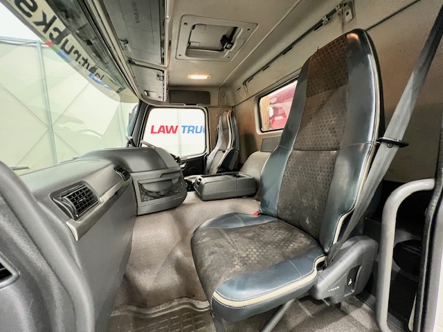Volvo FMX 380 8×4 Day Cab Steel Tipper