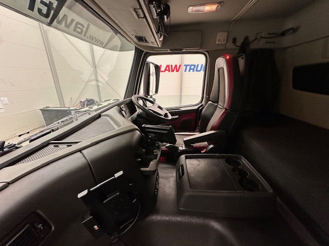 Volvo FM 410 8×4 Sleeper Cab Tar Spec Tipper