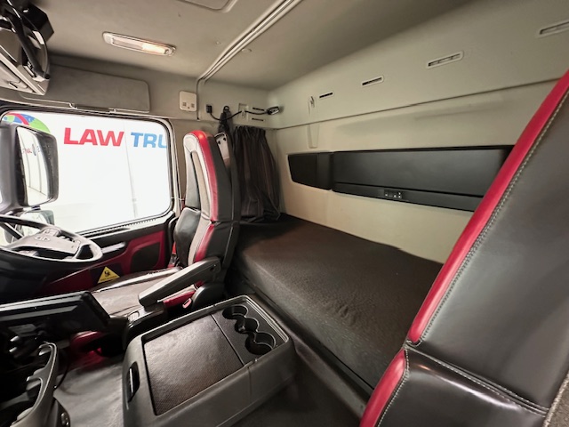 Volvo FM 410 8×4 Sleeper Cab Tar Spec Tipper