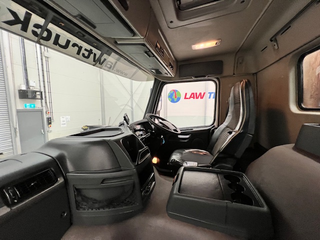 Volvo FMX 380 8×4 Day Cab Steel Tipper