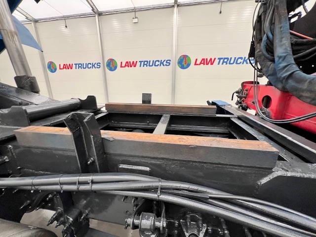 Volvo FM 460 8×4 Steel Tipper Grab