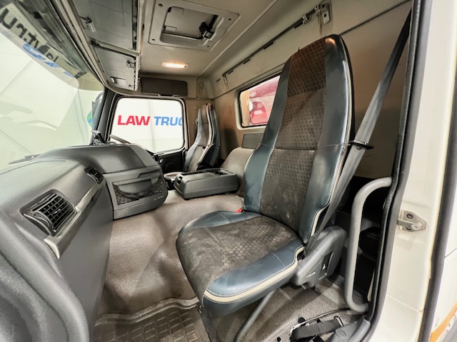 Volvo FMX 380 8×4 Day Cab Steel Tipper
