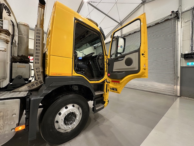 Volvo FM 300 6×4 Day Cab Tipper