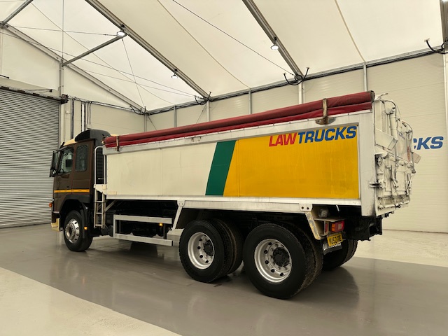 Volvo FM9 300 6×4 Sleeper Cab Tipper Manual