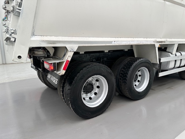 Volvo FM 410 8×4 Sleeper Cab Tar Spec Tipper