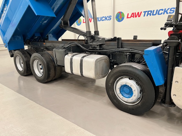 Volvo FM 460 8×4 Steel Tipper Grab