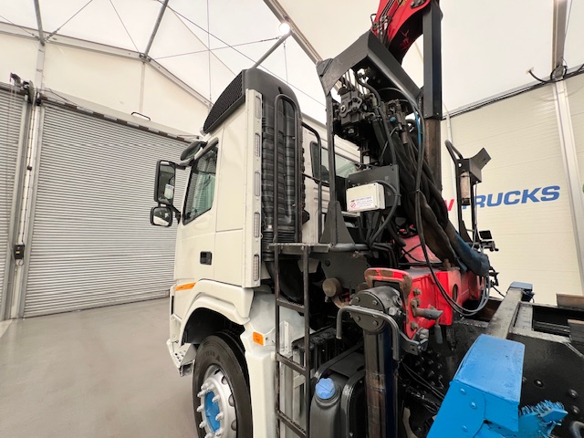 Volvo FM 460 8×4 Steel Tipper Grab