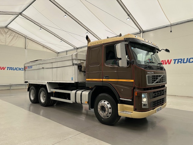 Volvo FM9 300 6×4 Sleeper Cab Tipper Manual