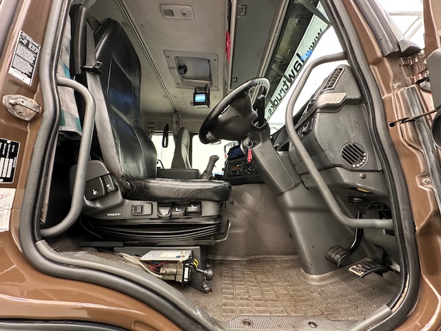Volvo FM9 300 6×4 Sleeper Cab Tipper Manual